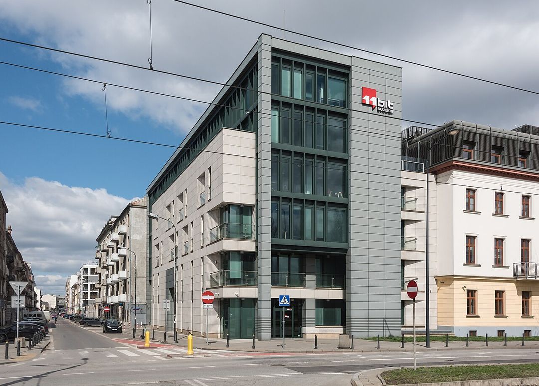 Façade d'un immeuble de bureaux en briques à Varsovie.