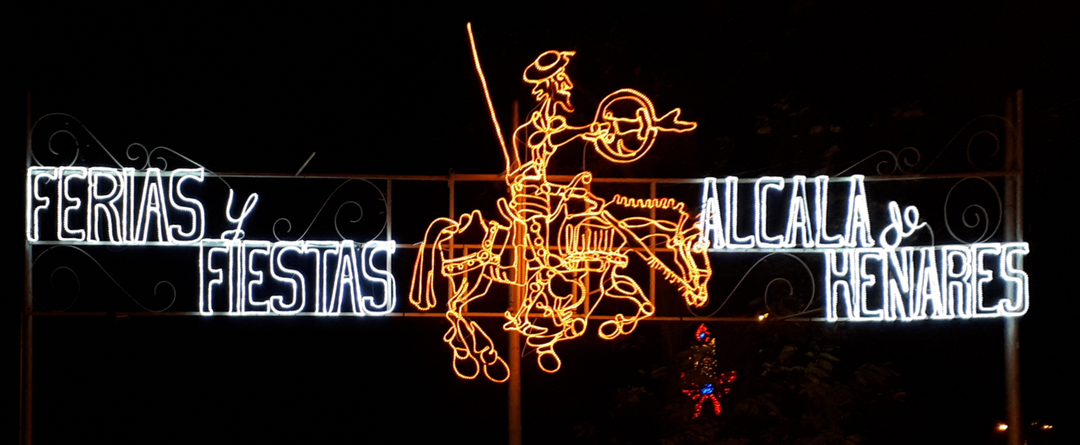 Enseigne lumineuse des Ferias y Fiestas d'Alcalá de Henares, ornée d'une silhouette de Don Quichotte.