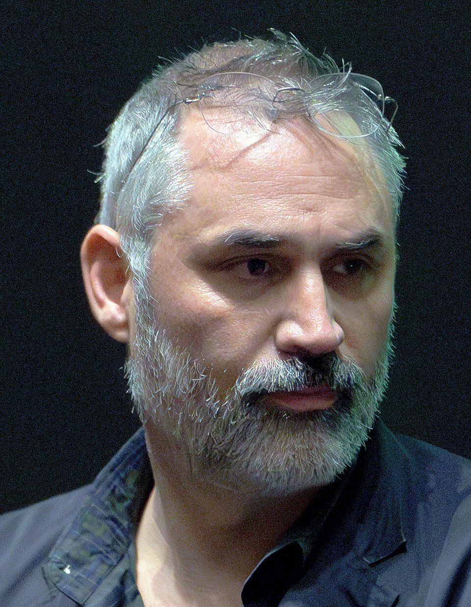 Alex Garland souriant lors de la première d'un film.
