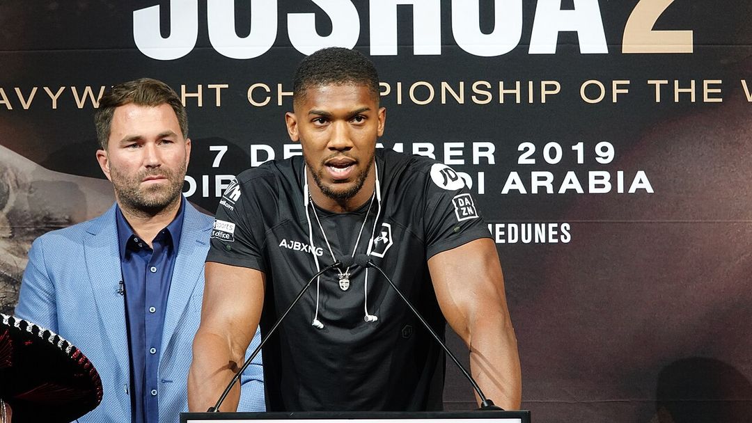Anthony Joshua parlant au micro lors d'une conférence de presse.