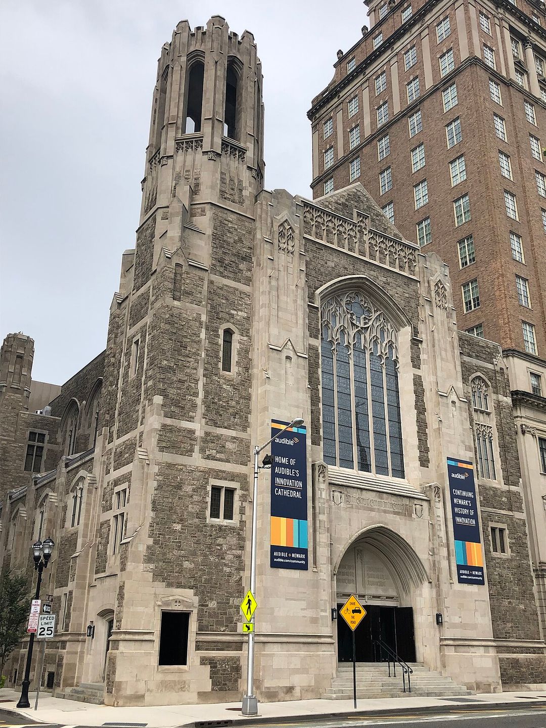 Ancienne église presbytérienne en pierre de Newark, devenue un bâtiment d'Audible, avec son clocher.