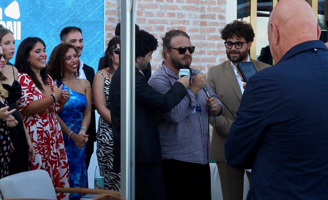 Brady Corbet tenant un prix lors d'une cérémonie à la Mostra de Venise.
