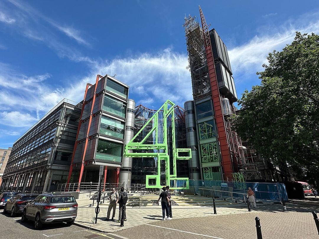 Façade vitrée du siège de Channel 4 à Londres.
