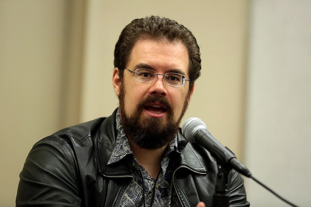 Christopher Paolini parlant au micro lors d'une convention.