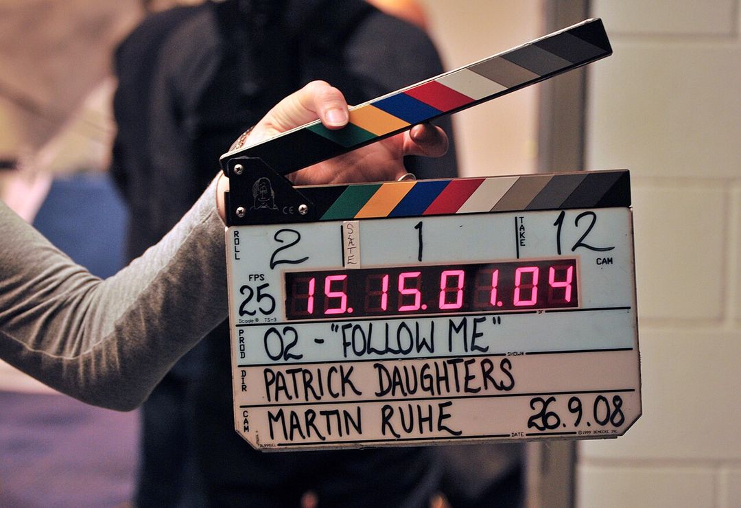 Clap de cinéma tenu devant la caméra pendant un tournage.