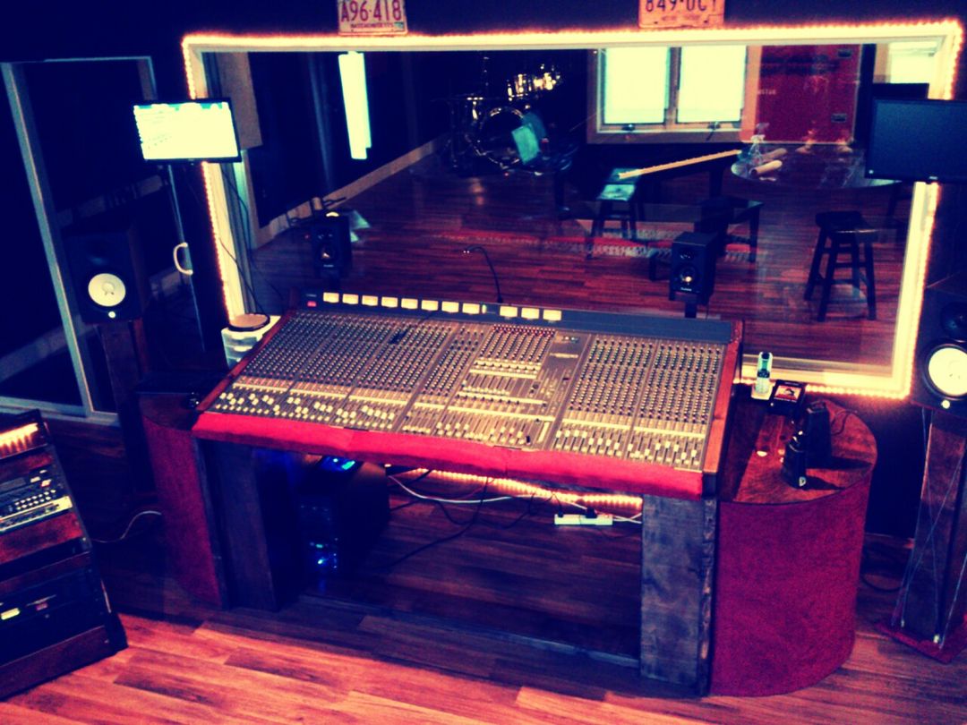 Console de mixage analogique dans la régie d'un studio d'enregistrement.