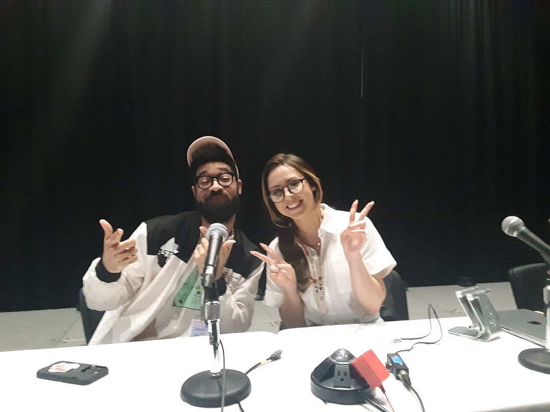 Deux représentants de Crunchyroll lors d'une convention d'anime.