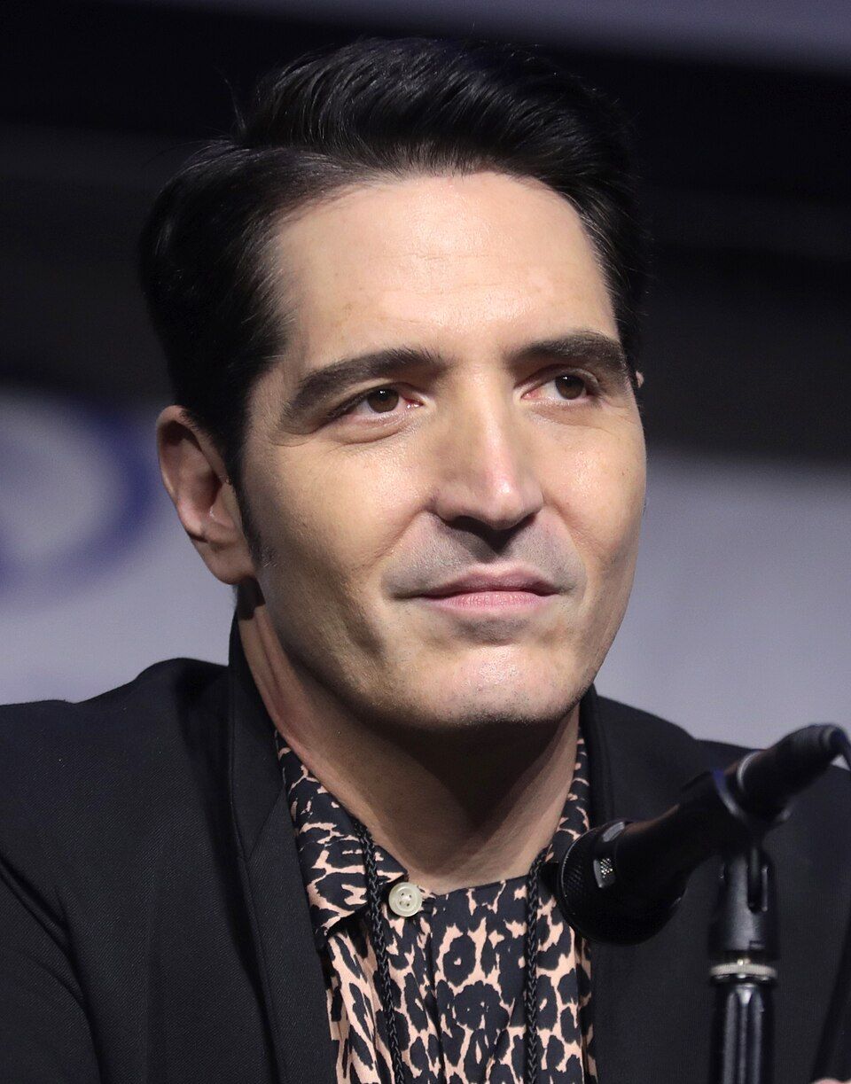 David Dastmalchian parlant au micro lors d'une convention.