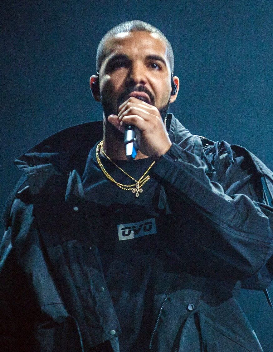 Drake sur scène, micro à la main.