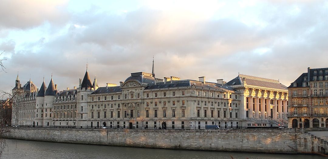 Façade de la Cour de cassation et de la Conciergerie vues depuis les quais de la Seine à Paris.
