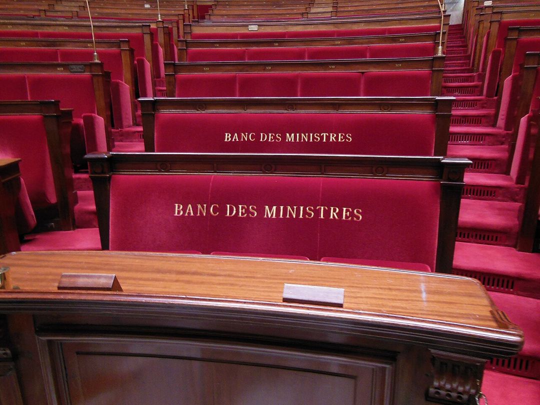 Les bancs des ministres dans l'hémicycle du Palais Bourbon, siège de l'Assemblée nationale