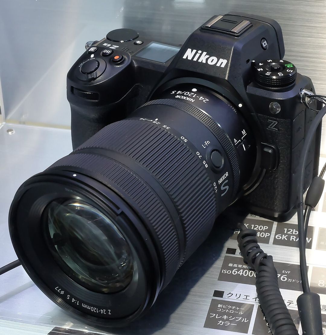 Appareil photo hybride Nikon Z6III avec objectif zoom, exposé en magasin.