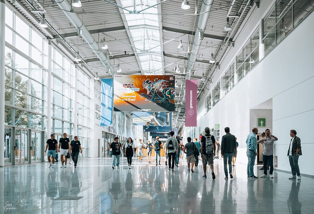 Foule de visiteurs dans un hall du salon Gamescom.