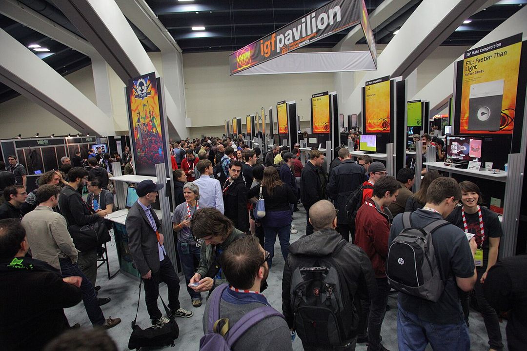 Visiteurs dans un hall d'exposition de la Game Developers Conference.