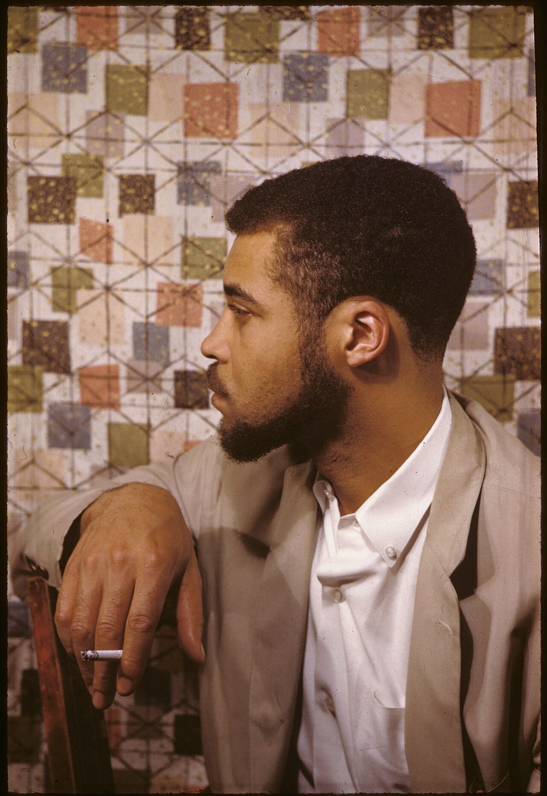 Portrait en couleurs de James Earl Jones jeune, en chemise, sur fond neutre.
