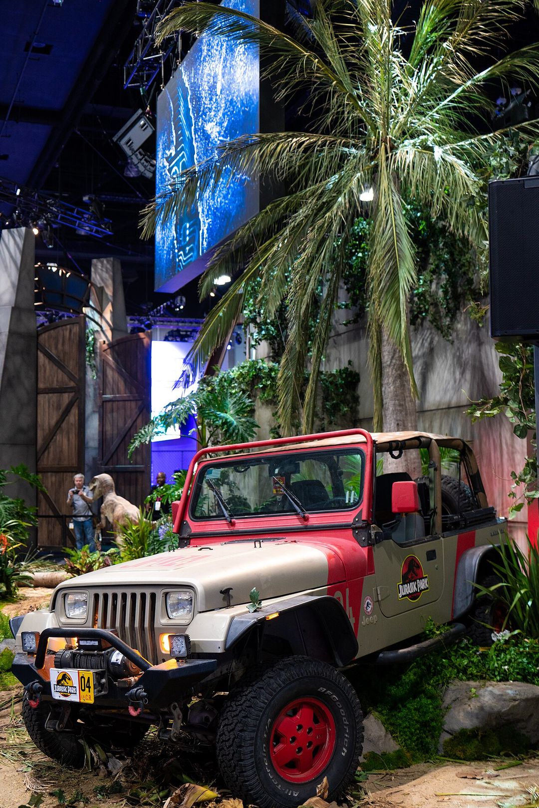 Stand de Jurassic World Evolution avec une grande affiche lors du salon E3.