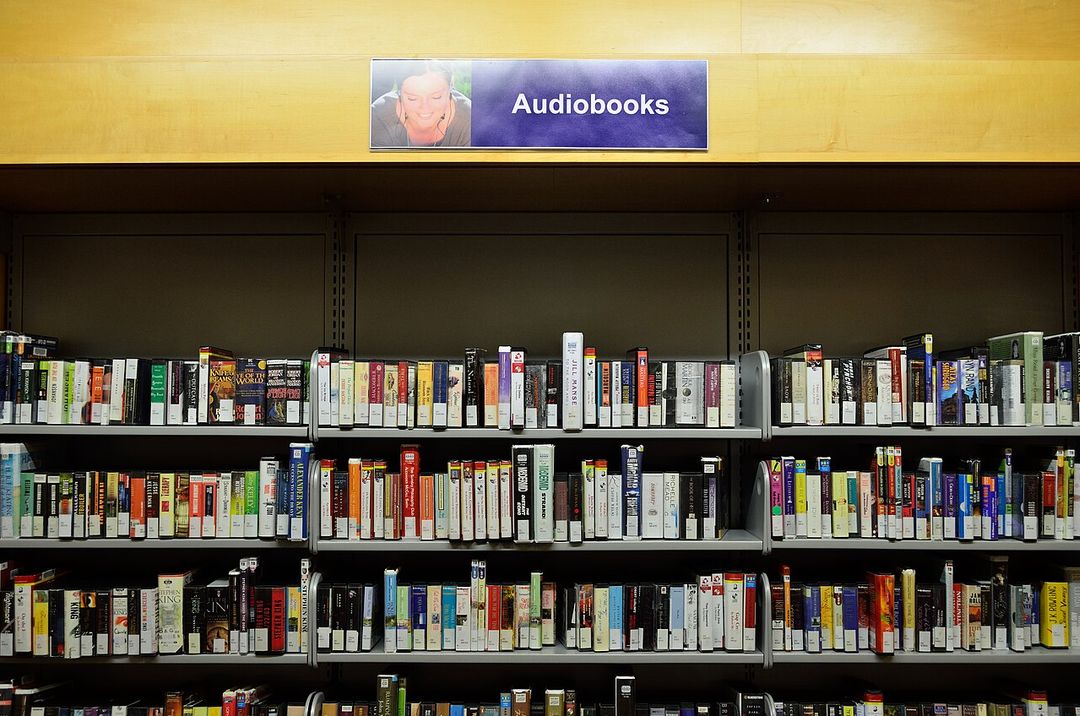 Rayonnage de livres audio sur CD dans une bibliothèque publique.