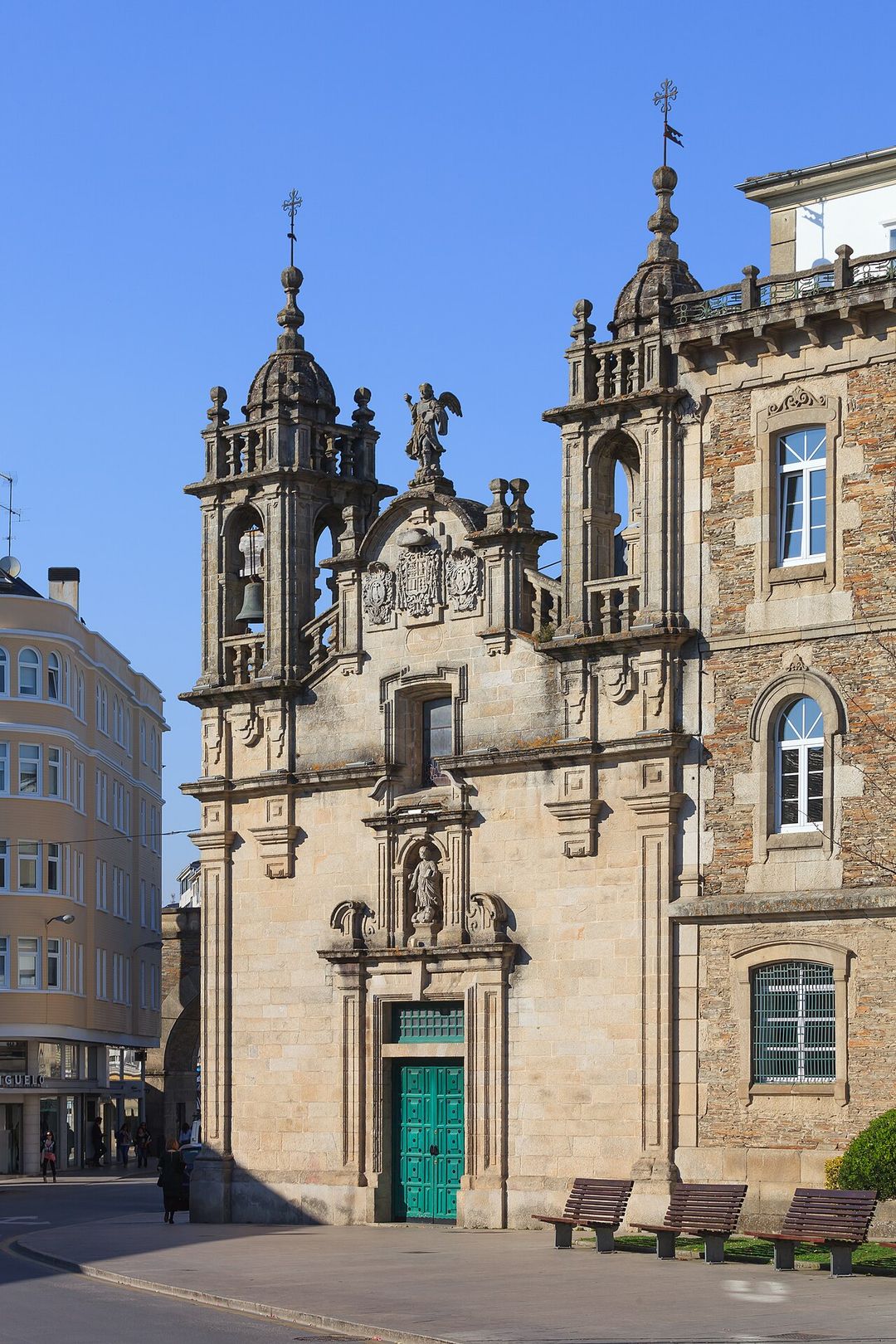 Façade de l'église San Froilán, place de Ferrol, à Lugo.
