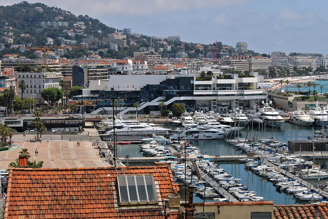 Le Palais des Festivals et des Congrès de Cannes vu de l'extérieur, en plein jour.