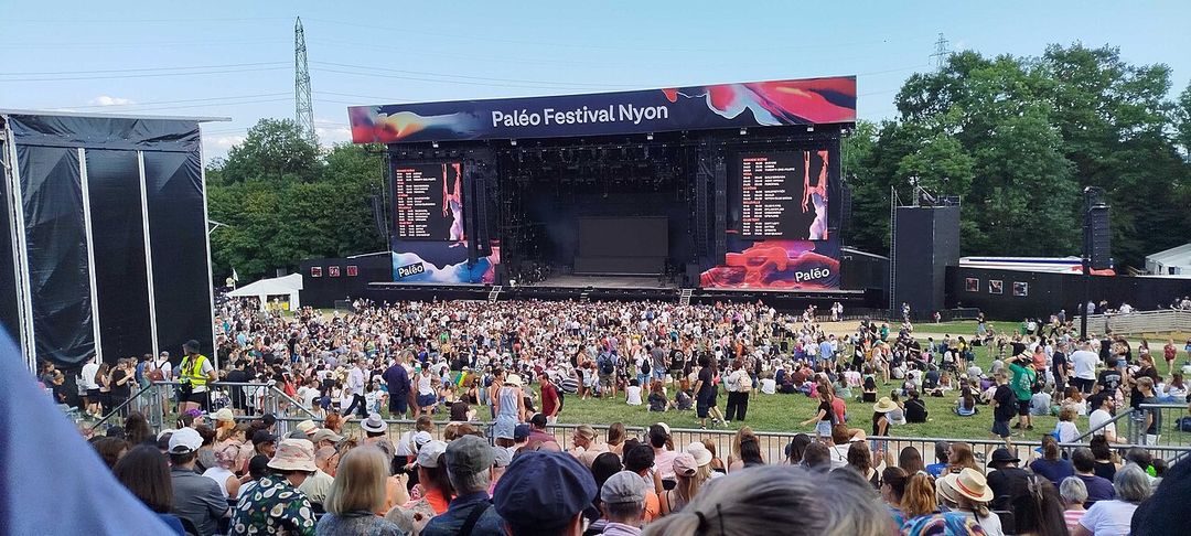 Foule devant la grande scène du Paléo Festival de Nyon, en plein air.