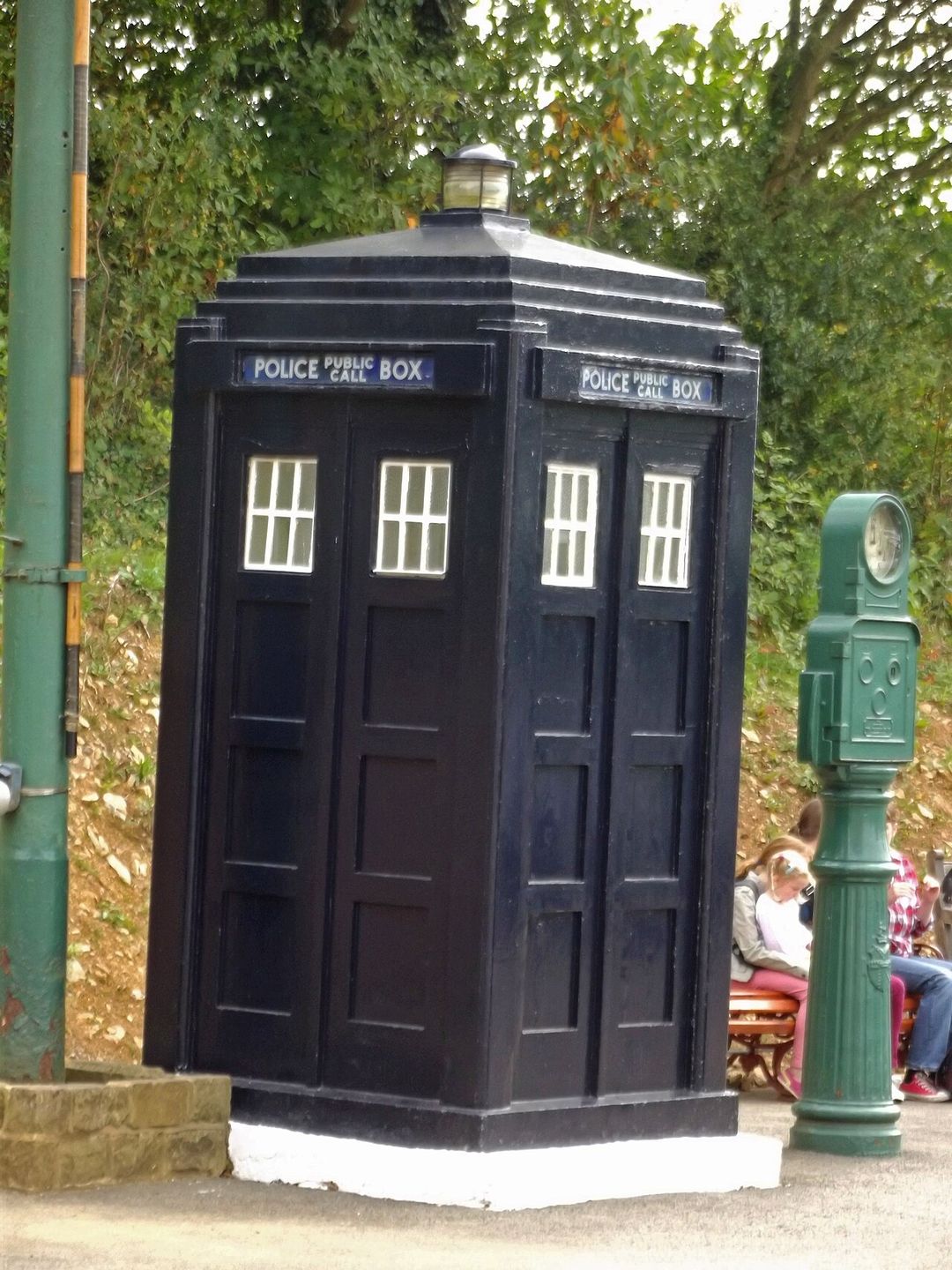 Cabine de police bleue britannique semblable au TARDIS, dans un musée en plein air.
