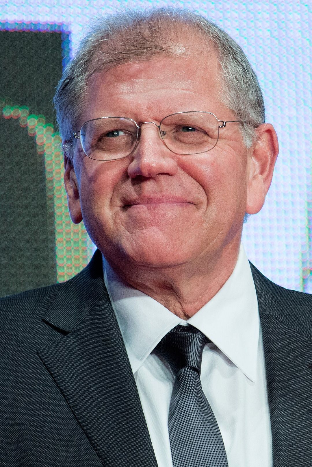 Robert Zemeckis souriant lors de la cérémonie d'ouverture d'un festival de cinéma.