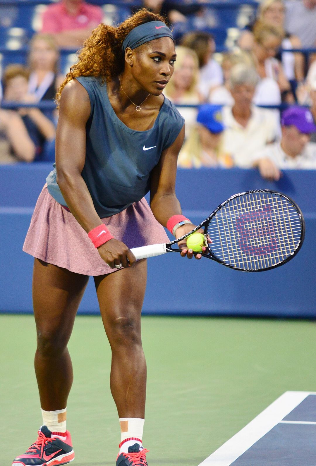 Serena Williams frappant une balle en double lors de l'US Open 2013.