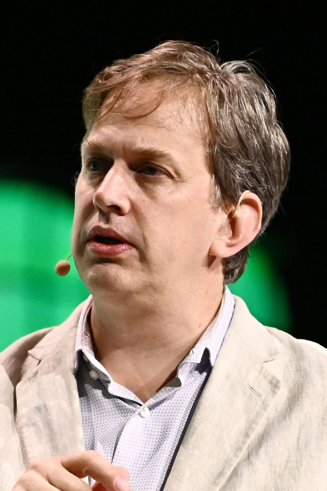 Stephen Marche parlant sur scène lors d'une conférence.