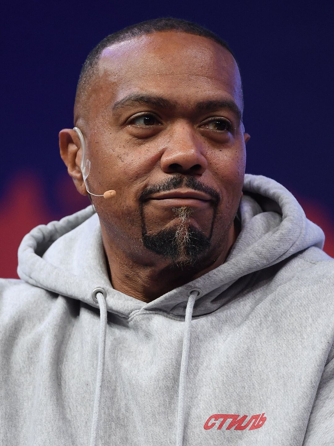 Timbaland parlant sur scène lors d'une conférence.