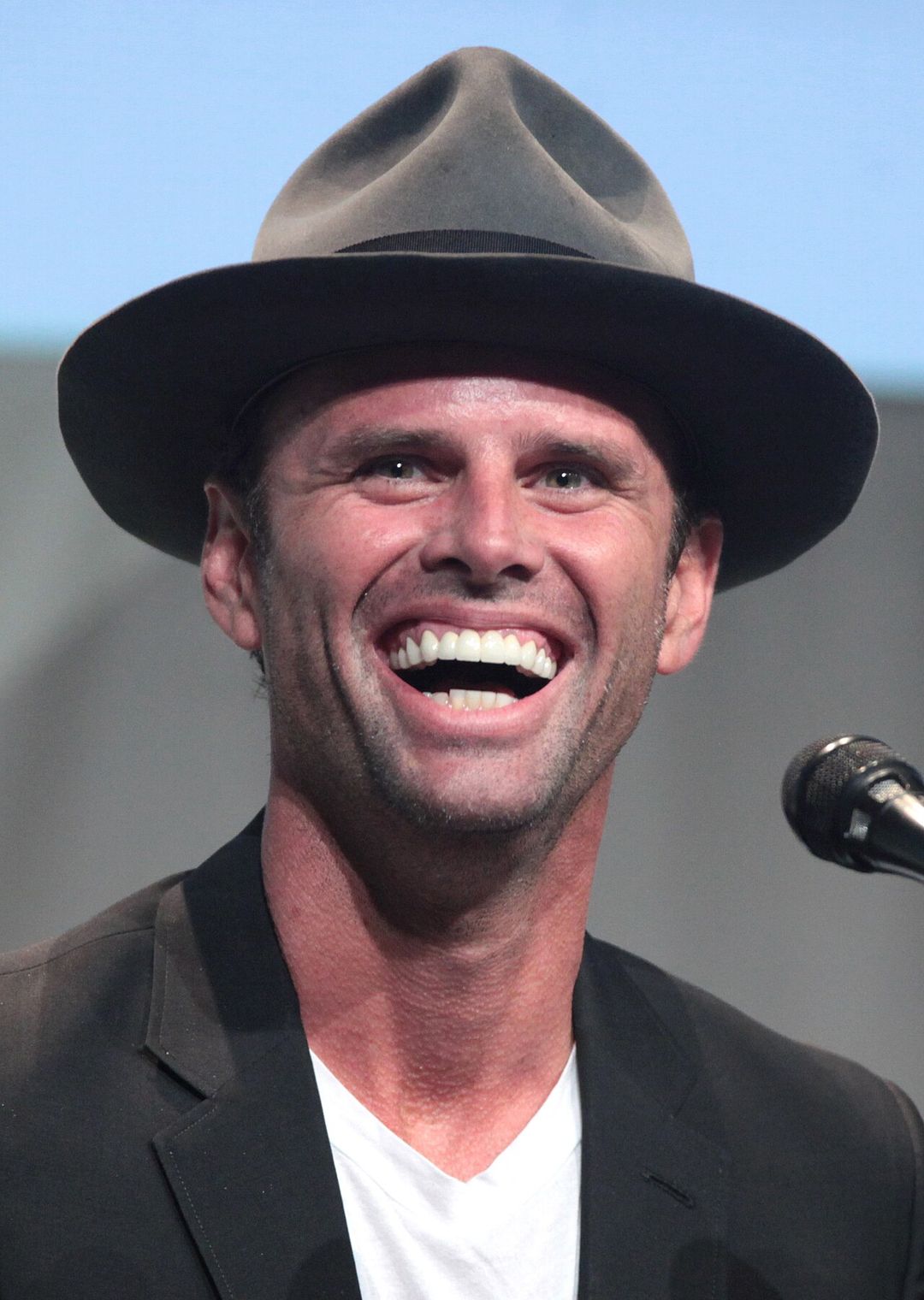 Walton Goggins souriant lors d'une table ronde au Comic-Con.